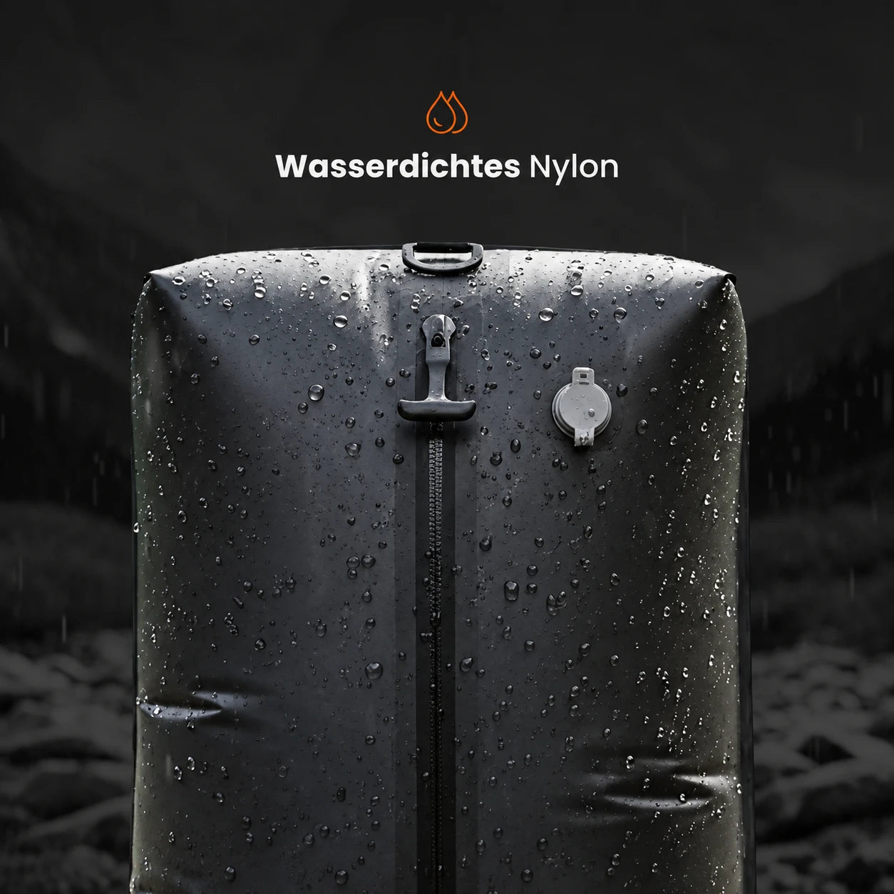 Wassertropfen auf der unbedruckten wasserdichten PACKMORE Bag